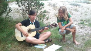 Marta i Kasia z gitarą
