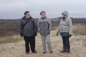 Założyciele AB na miejscu pierwszego obozu (od lewej Roman Hołyński, Przemysław Busse i Barbara Diehl)